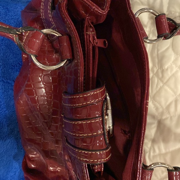 Linear LR tote faux crocodile handbag with silver hardware maroon color - Picture 5 of 8
